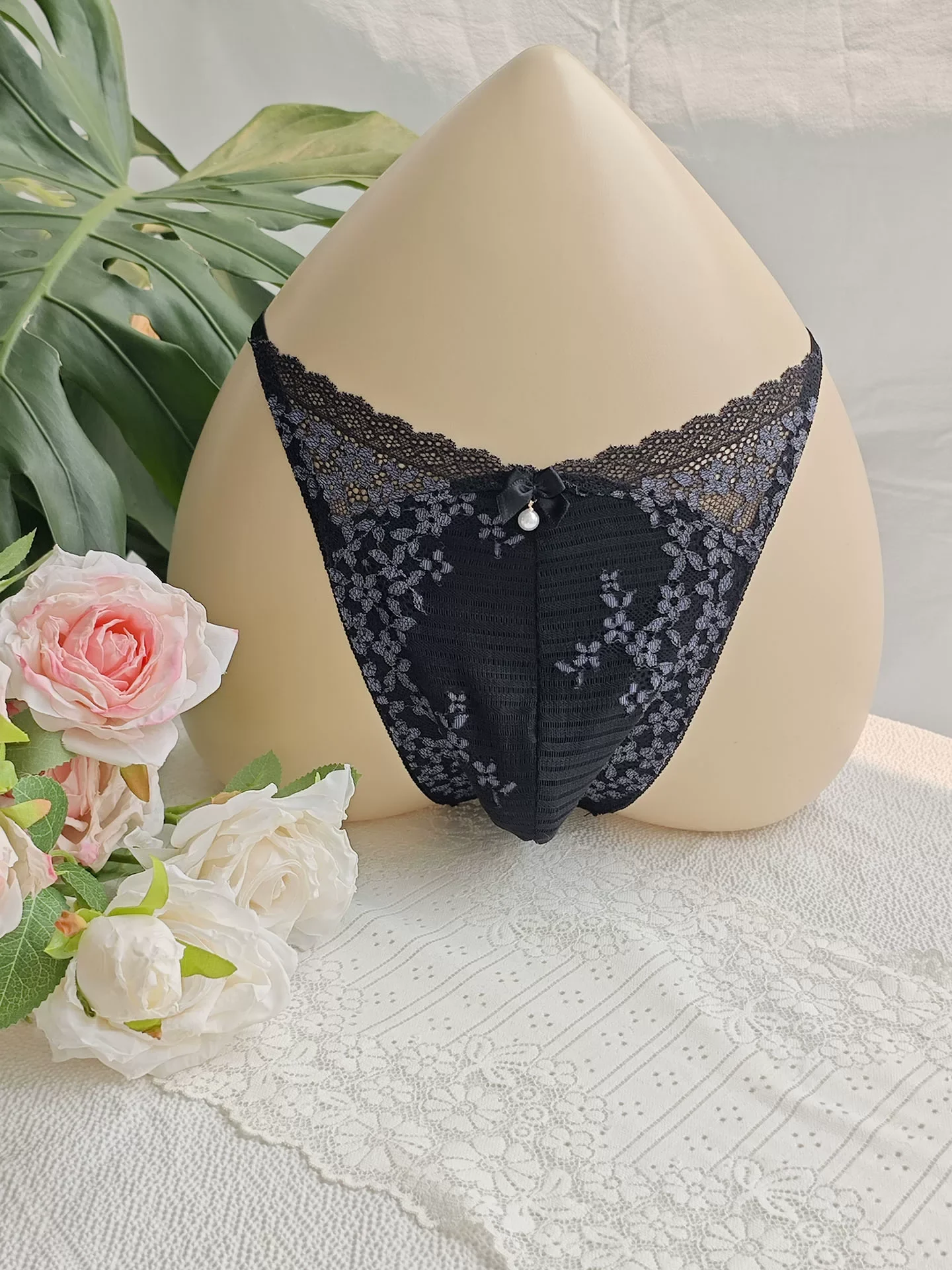 Embroidery Embellishments - Slip homme en dentelle noire brodé